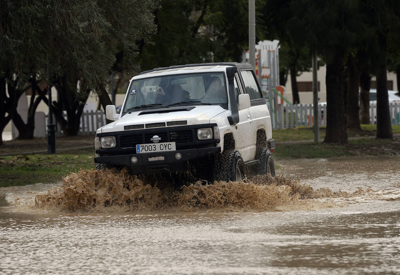 Un vehículo avanza con dificultad en Los Alcázares, este martes.