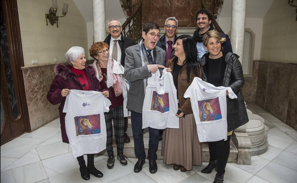 El consejero Manuel Villegas, en el centro, junto a representantes de Afal. A la derecha la vicealcaldesa, Noelia Arroyo.