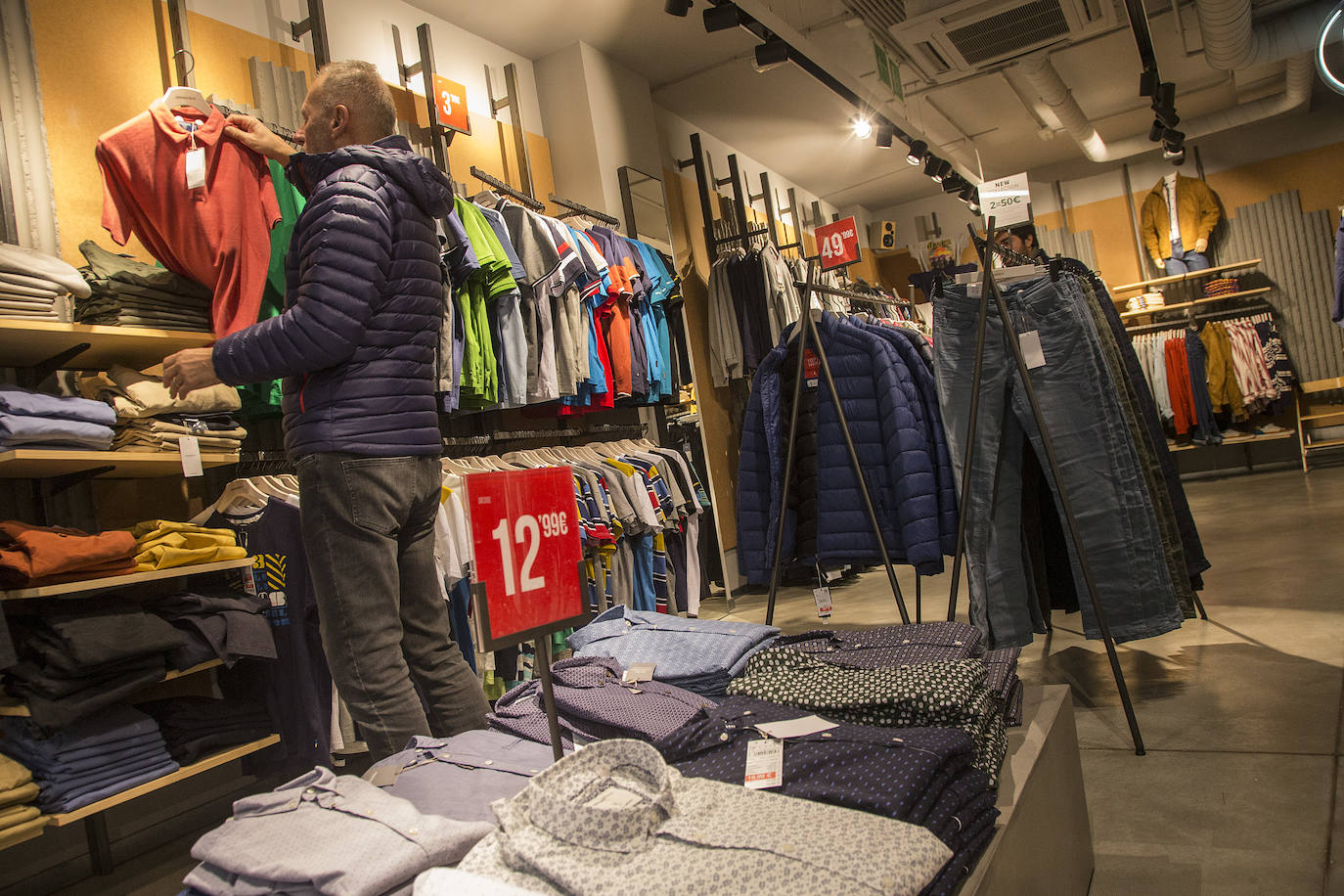 Comercios de todos los sectores redoblan sus ofertas para tratar de impulsar las ventas de prendas y productos de temporada.