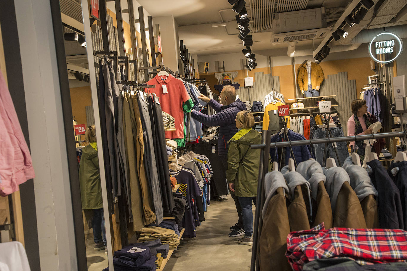 Comercios de todos los sectores redoblan sus ofertas para tratar de impulsar las ventas de prendas y productos de temporada.