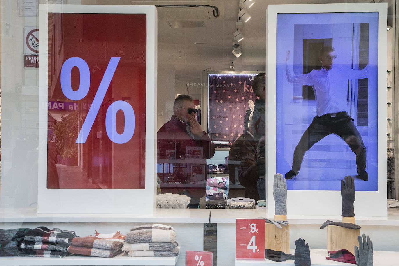 Comercios de todos los sectores redoblan sus ofertas para tratar de impulsar las ventas de prendas y productos de temporada.