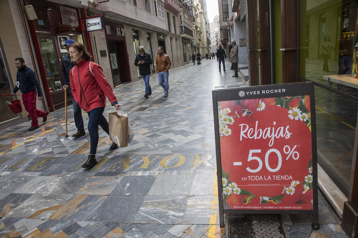 Comercios de todos los sectores redoblan sus ofertas para tratar de impulsar las ventas de prendas y productos de temporada.