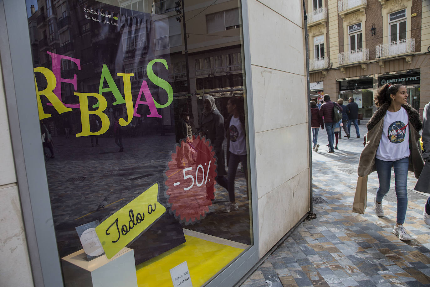 Comercios de todos los sectores redoblan sus ofertas para tratar de impulsar las ventas de prendas y productos de temporada.