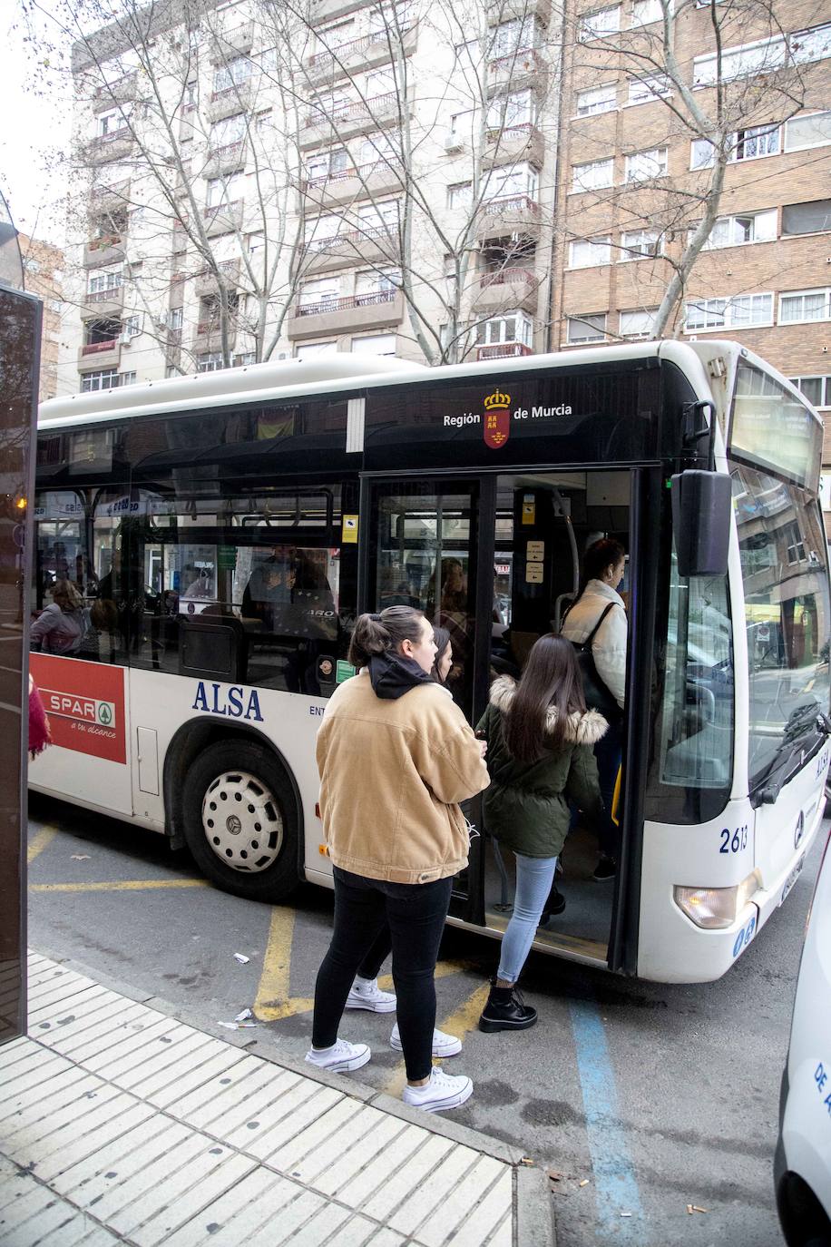 La ausencia de controles policiales permitió que la circulación se produjera con normalidad hasta las 10.30 horas, a pesar de que el Ayuntamiento informó de que la limitación sería a las 8.30