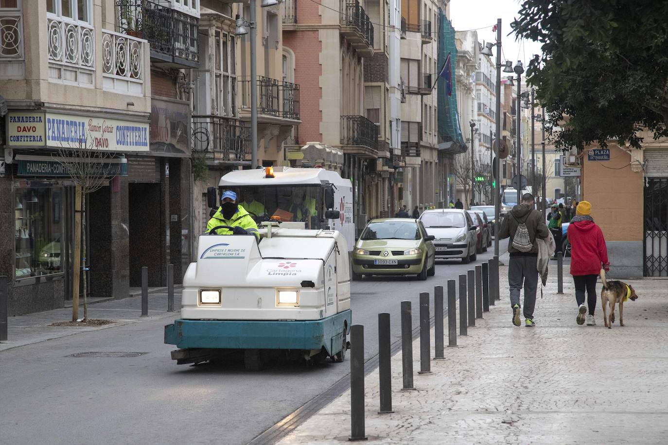 La ausencia de controles policiales permitió que la circulación se produjera con normalidad hasta las 10.30 horas, a pesar de que el Ayuntamiento informó de que la limitación sería a las 8.30