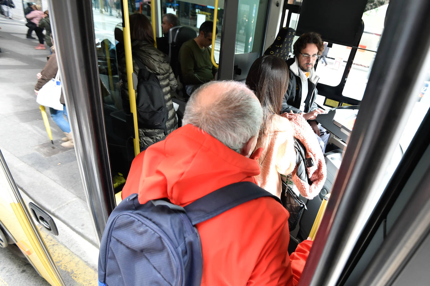 El Ayuntamiento informa de que el uso de los autobuses y el tranvía se ha incrementado un 10% y el tráfico se ha reducido un 8% en las primeras horas de la mañana del viernes