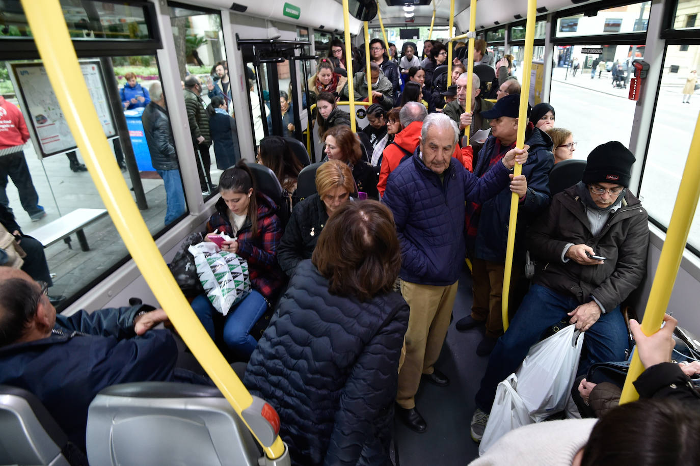 El Ayuntamiento informa de que el uso de los autobuses y el tranvía se ha incrementado un 10% y el tráfico se ha reducido un 8% en las primeras horas de la mañana del viernes