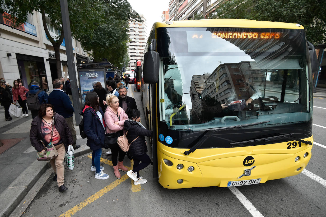 El Ayuntamiento informa de que el uso de los autobuses y el tranvía se ha incrementado un 10% y el tráfico se ha reducido un 8% en las primeras horas de la mañana del viernes