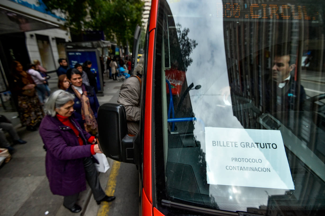 El Ayuntamiento informa de que el uso de los autobuses y el tranvía se ha incrementado un 10% y el tráfico se ha reducido un 8% en las primeras horas de la mañana del viernes