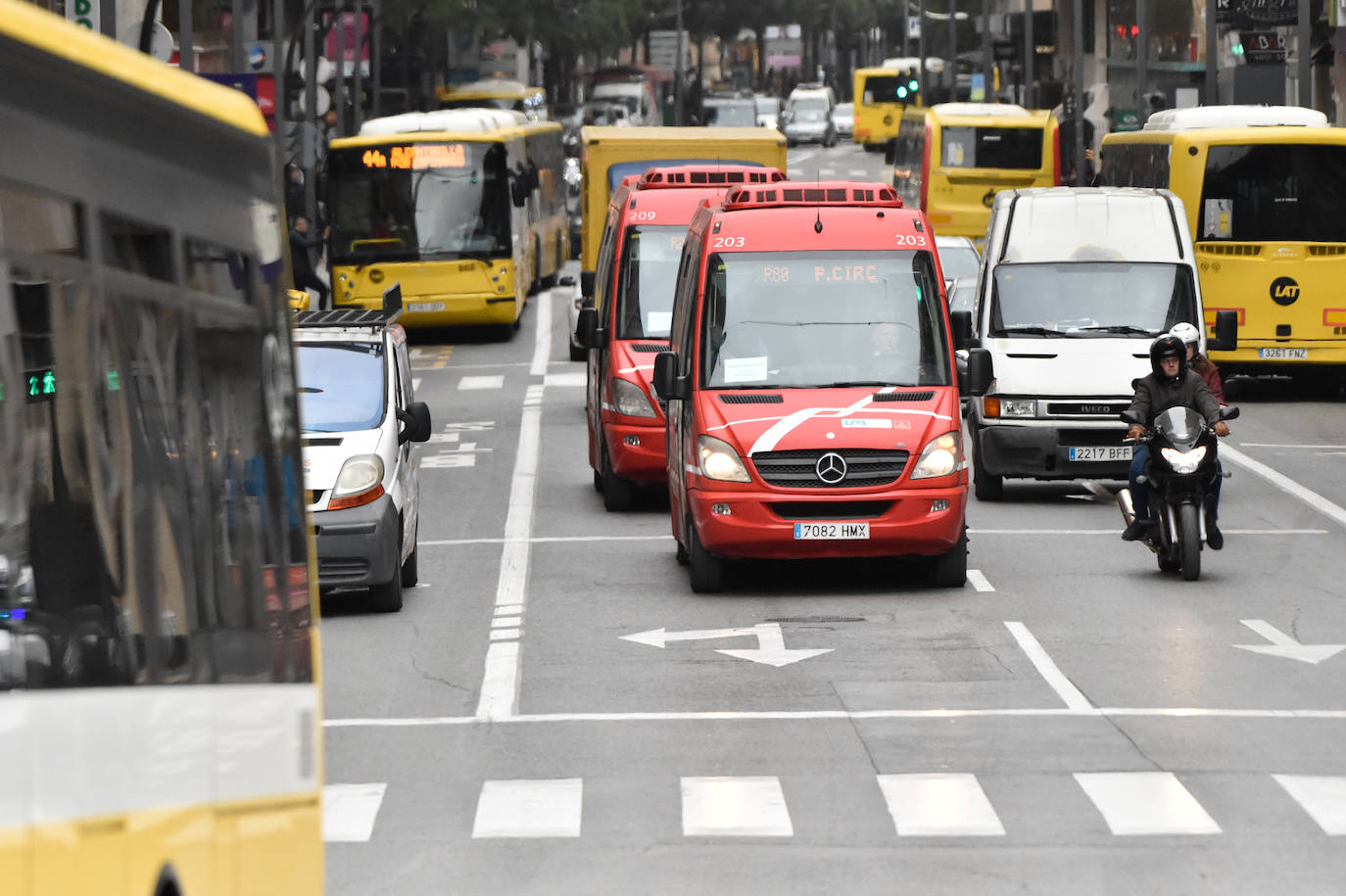 El Ayuntamiento informa de que el uso de los autobuses y el tranvía se ha incrementado un 10% y el tráfico se ha reducido un 8% en las primeras horas de la mañana del viernes