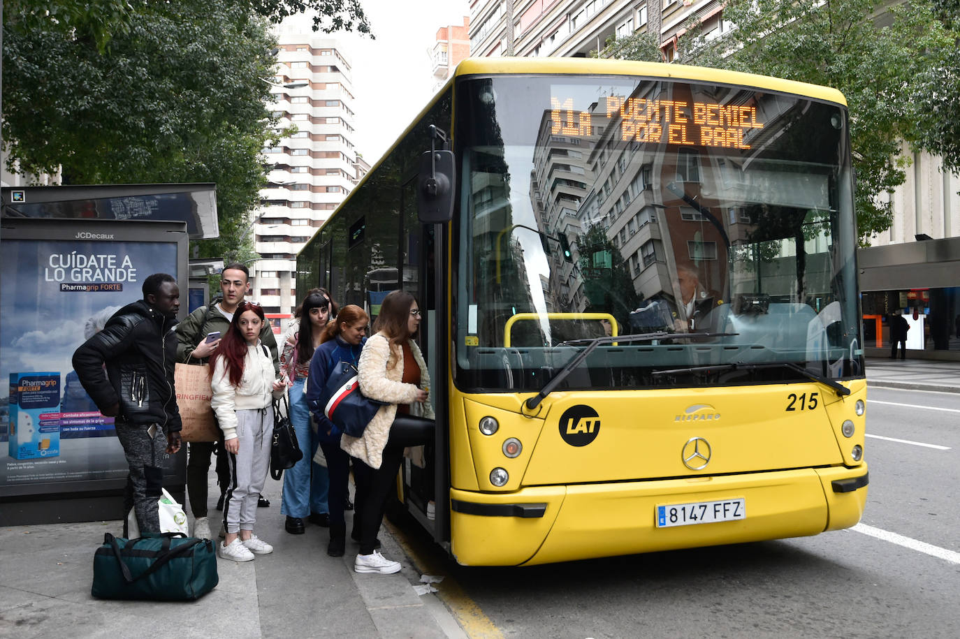 El Ayuntamiento informa de que el uso de los autobuses y el tranvía se ha incrementado un 10% y el tráfico se ha reducido un 8% en las primeras horas de la mañana del viernes