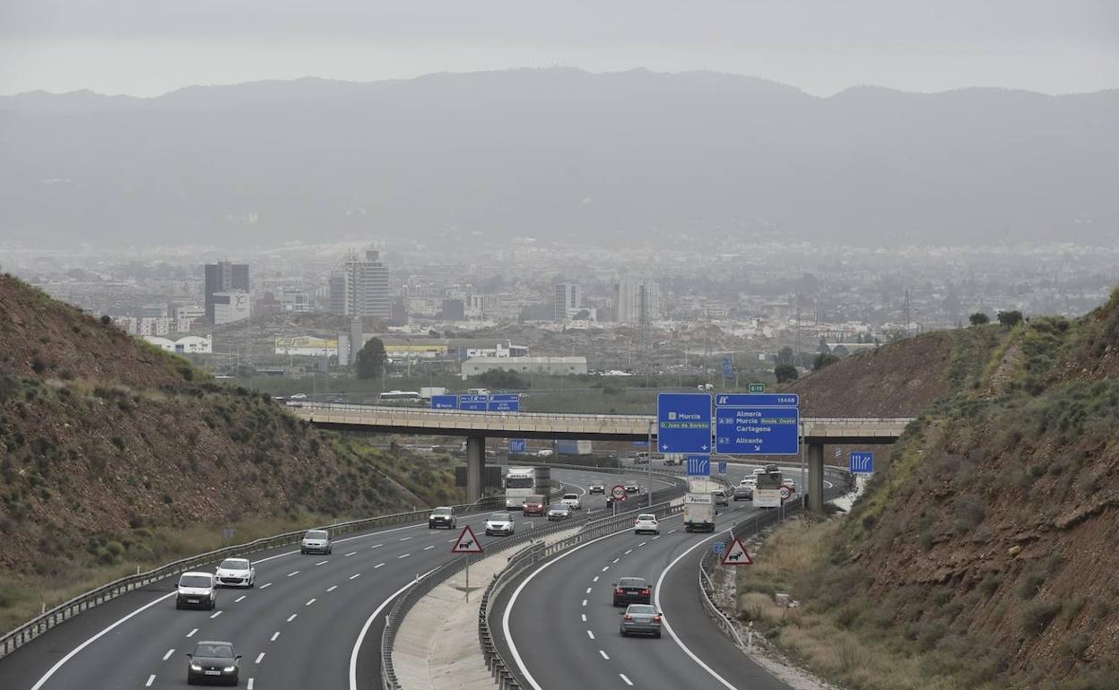 Vista de Murcia tomada este viernes en la autovía A-30 bajo una nube de contaminación. 