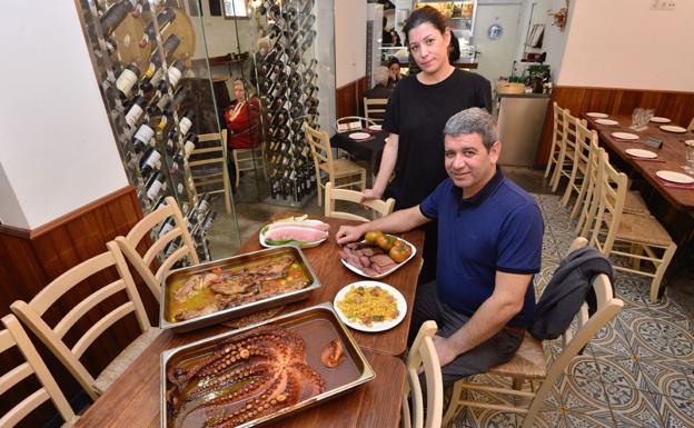 Lola Navarro y Juan Pedro Monreal, propietarios de El Jumillano, en el barrio de Vistabella. 