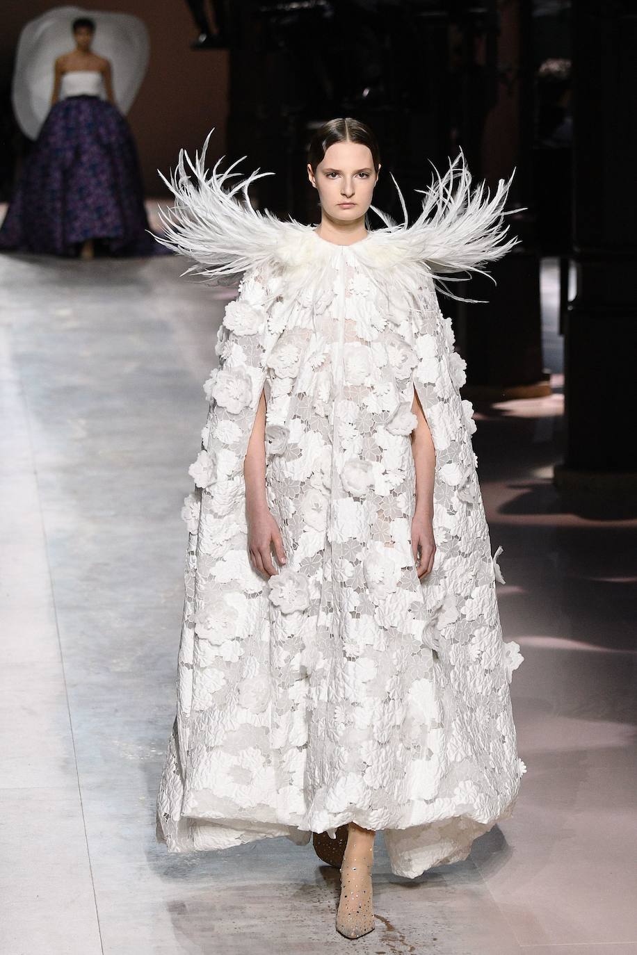 El color blanco y las plumas maxi inundan el desfile de Alta Costura de Givenchy.