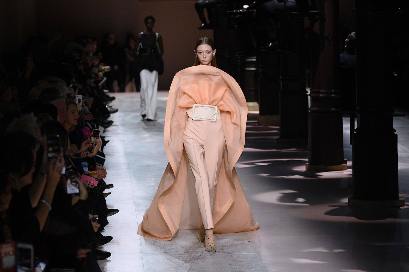 El color blanco y las plumas maxi inundan el desfile de Alta Costura de Givenchy.