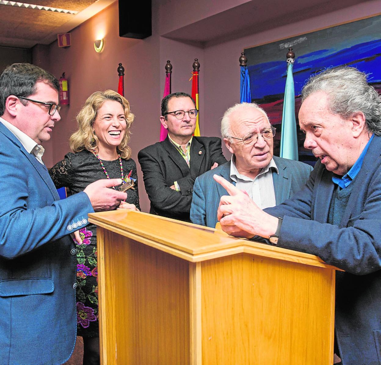 Tamayo, ayer, en Murcia, junto a Jarauta en el atril. 