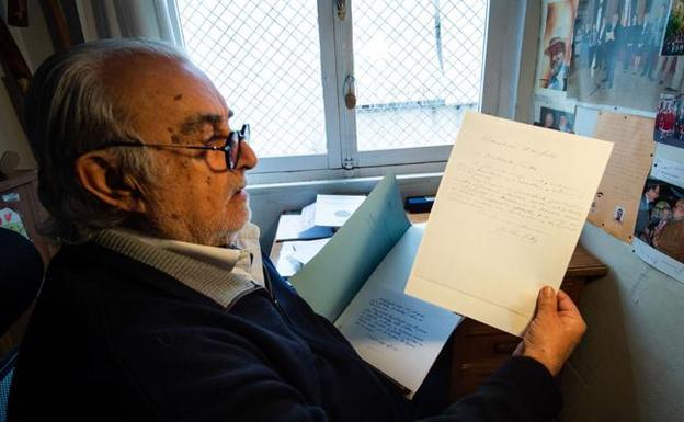 Alberto Sevilla Albarracín, en su domicilio de Murcia, revisando documentos y cartas de su abuelo a Pérez Galdós. 