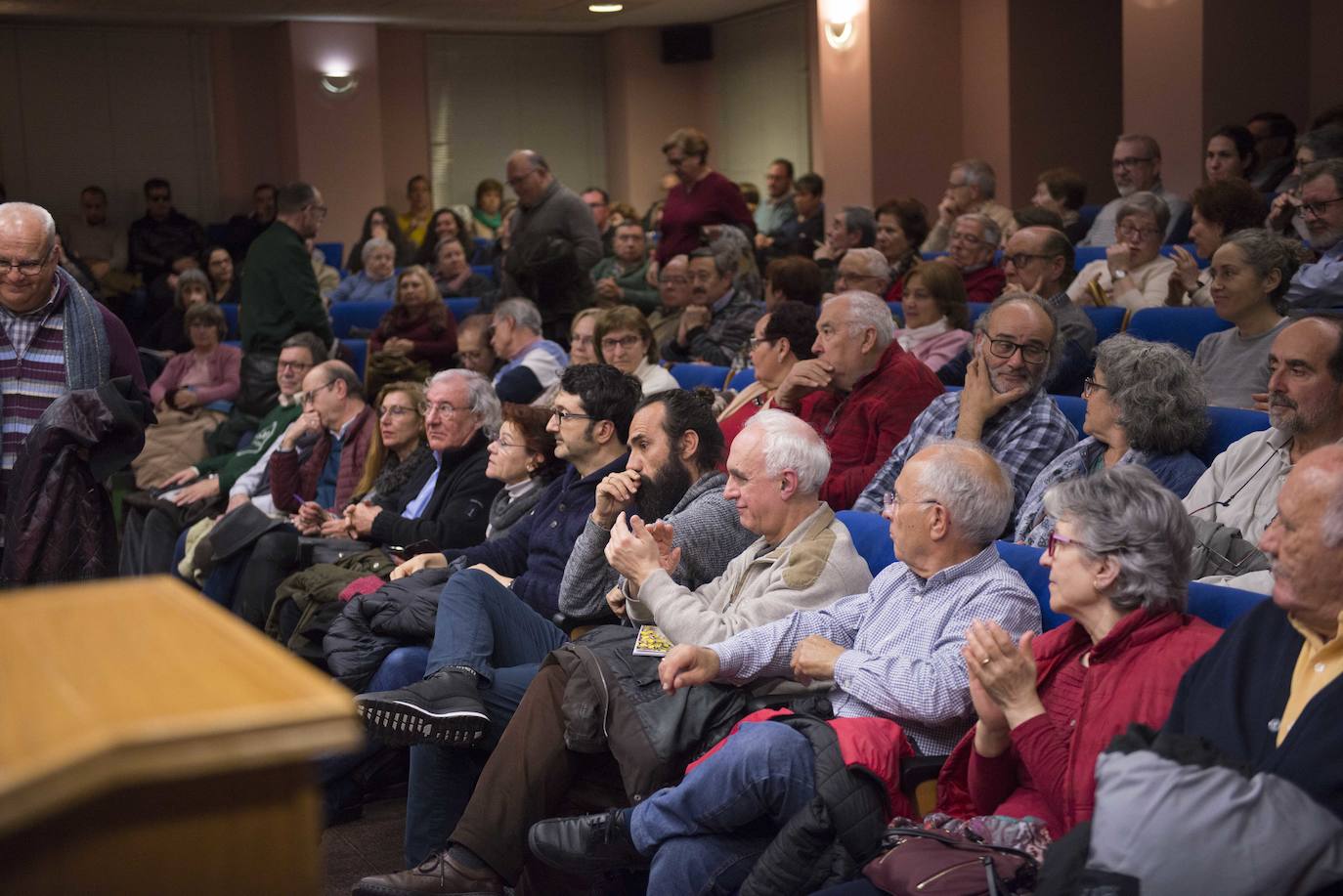 El islam y el modo en el que el mundo se acerca a él protagonizó en la tarde de ayer la charla 'Del anatema al diálogo: Hermano Islam', que reunió en Murcia en torno a una misma mesa al teólogo Juan José Tamayo, al filósofo Francisco Jarauta y a la profesora de Estudios Árabes e Islámicos de la Universidad de Murcia (UMU) Pilar Garrido. 