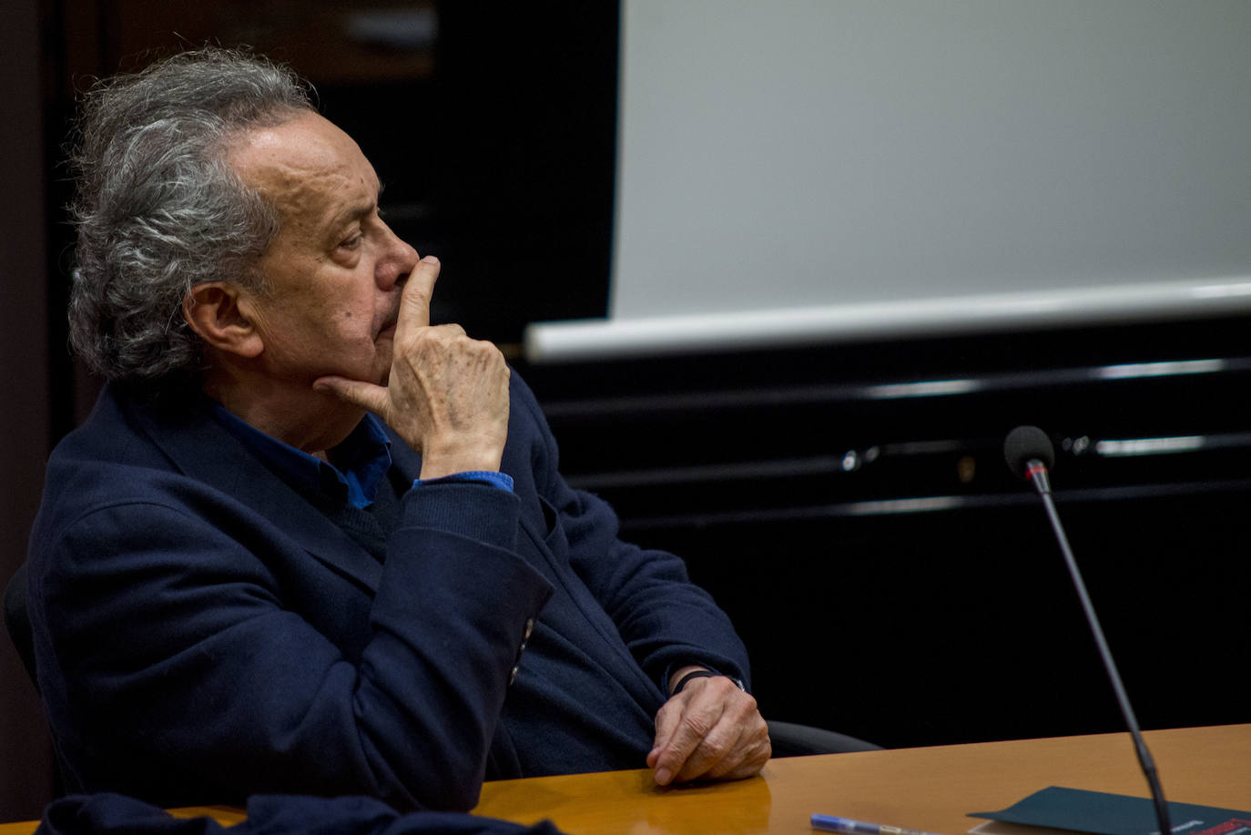 El islam y el modo en el que el mundo se acerca a él protagonizó en la tarde de ayer la charla 'Del anatema al diálogo: Hermano Islam', que reunió en Murcia en torno a una misma mesa al teólogo Juan José Tamayo, al filósofo Francisco Jarauta y a la profesora de Estudios Árabes e Islámicos de la Universidad de Murcia (UMU) Pilar Garrido. 