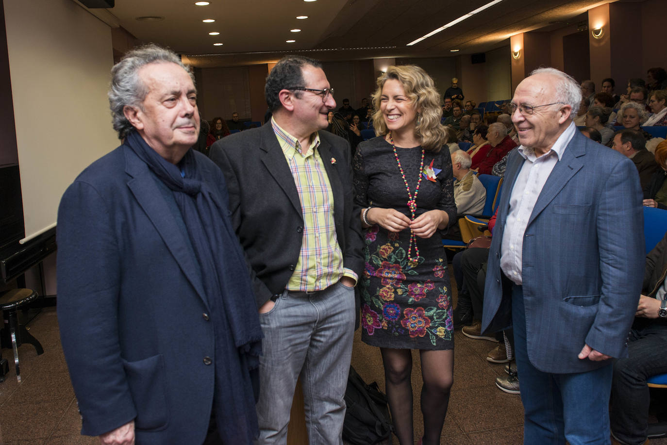 El islam y el modo en el que el mundo se acerca a él protagonizó en la tarde de ayer la charla 'Del anatema al diálogo: Hermano Islam', que reunió en Murcia en torno a una misma mesa al teólogo Juan José Tamayo, al filósofo Francisco Jarauta y a la profesora de Estudios Árabes e Islámicos de la Universidad de Murcia (UMU) Pilar Garrido. 