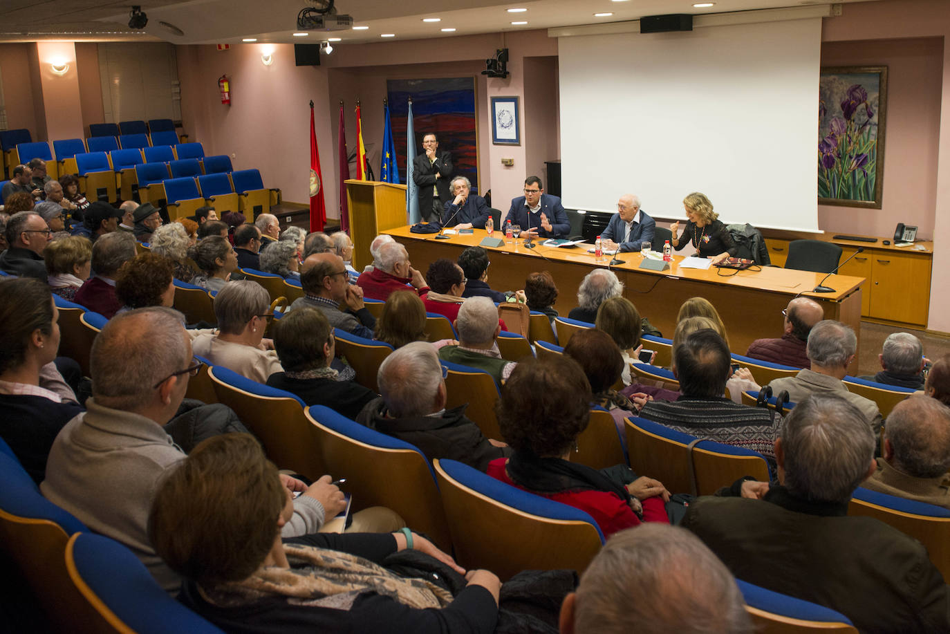 El islam y el modo en el que el mundo se acerca a él protagonizó en la tarde de ayer la charla 'Del anatema al diálogo: Hermano Islam', que reunió en Murcia en torno a una misma mesa al teólogo Juan José Tamayo, al filósofo Francisco Jarauta y a la profesora de Estudios Árabes e Islámicos de la Universidad de Murcia (UMU) Pilar Garrido. 