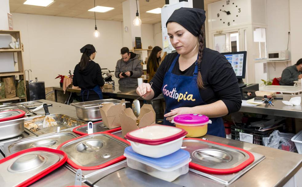 Una empleada de Foodtopía prepara varios platos para llevar este jueves por la mañana, en Murcia. 