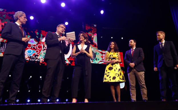 Ballesta entrega a Samanta Vallejo-Nágera en la gala unos pendientes en forma de paparajote. 