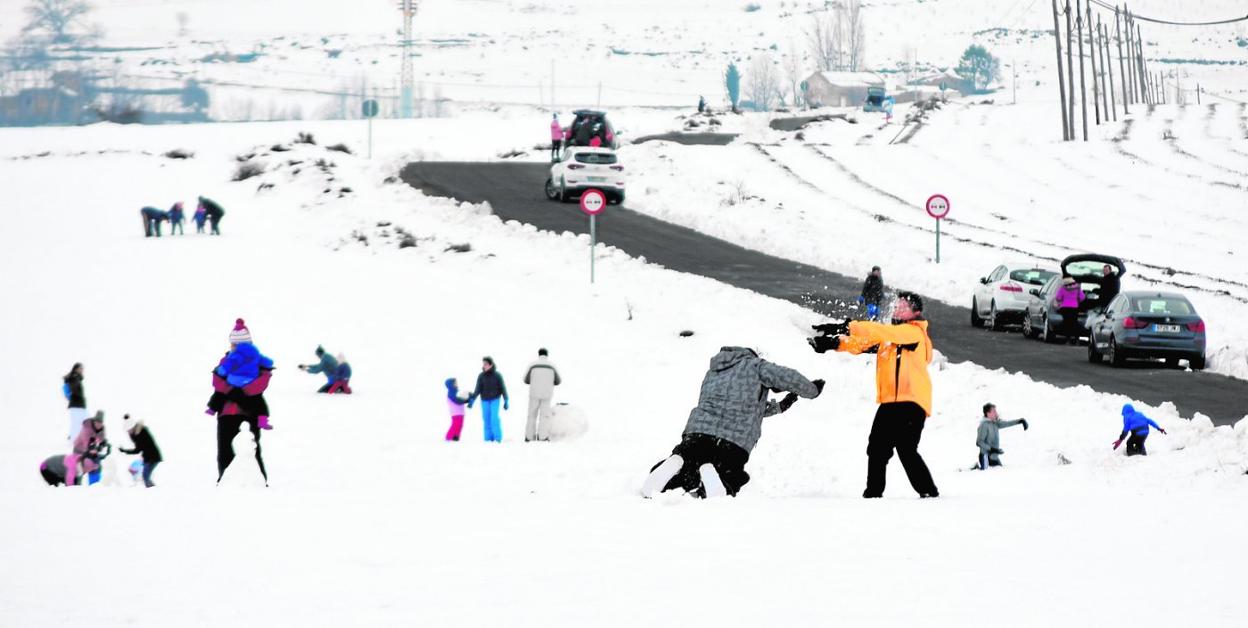 Grupos de chavales disfrutan de la nieve, ayer, en la carretera que une Moratalla y el Campo de San Juan. 