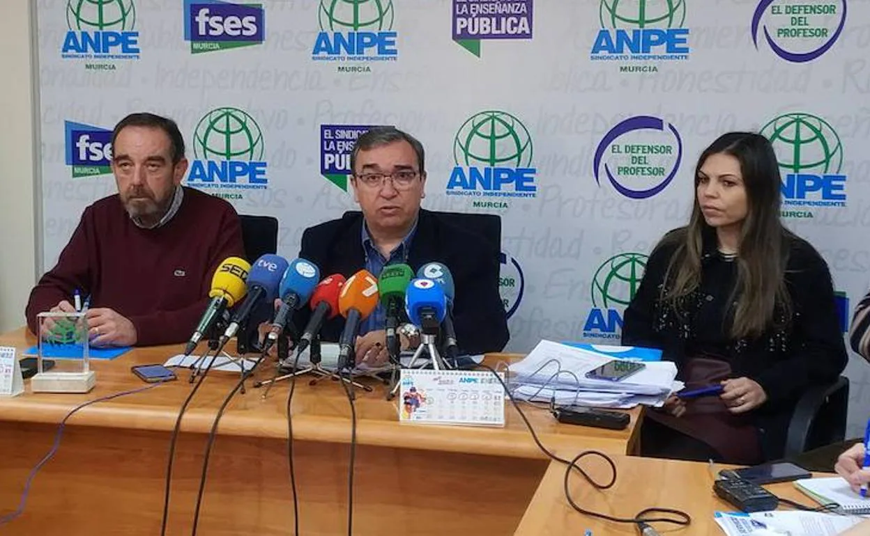 Clemente Hernández (centro), presidente de Anpe, en la rueda de prensa ofrecida por el sindicato este lunes.