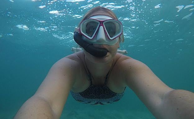 Ana María García Cegarra, con las gafas de buceo en el litoral chileno.