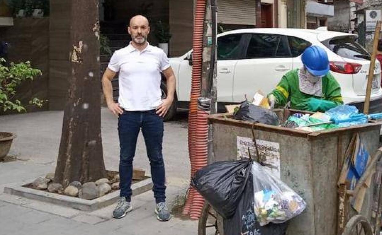 Diego López Ruiz, junto al edificio donde se aloja estos días en Hanoi, capital de Vietnam.