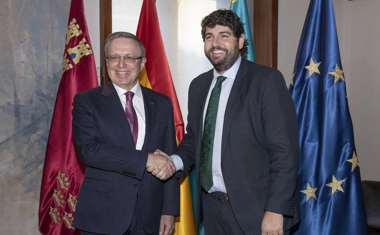 El embajador de Kazajistán en España, Konstantin V. Zhigalov, y el presidente de la Comunidad, Fernando López Miras. 