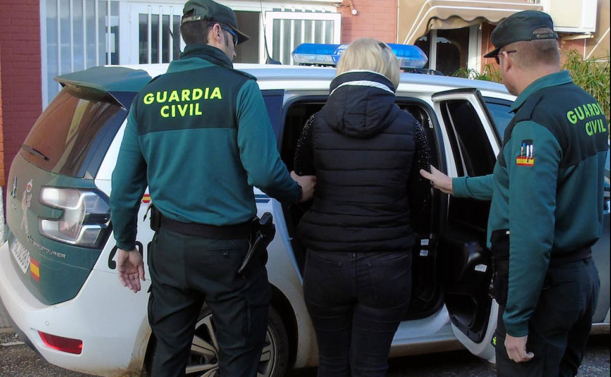 La mujer detenida por la Guardia Civil.
