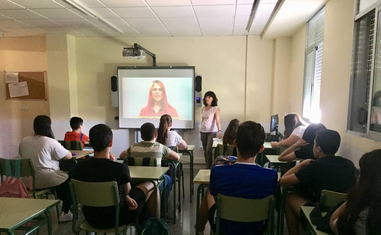 Un grupo de alumnos atiende una charla en un aula, en una fotografía de archivo.