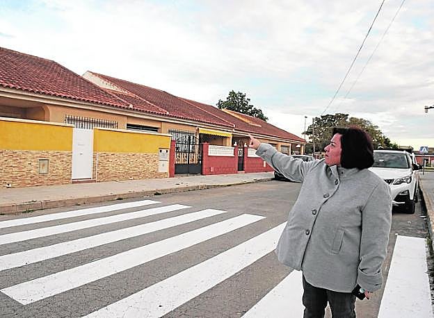 Sonia Montoya señala el patio por el que un hombre encapuchado y con una pistola entró a una casa, en la madrugada de ayer. 