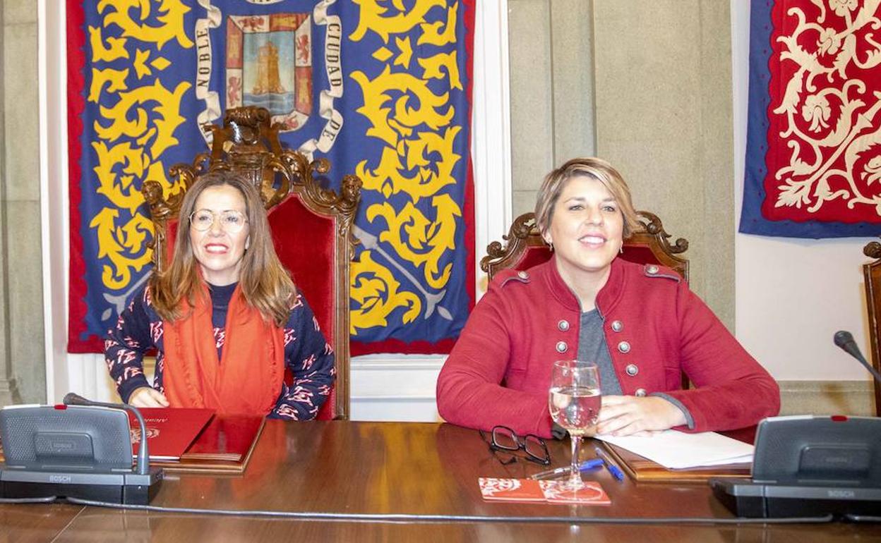 Ana Belén Castejón, alcaldesa de Cartagena, y Noelia Arroyo, vicealcaldesa del municipio, en el Pleno municipal de este jueves.