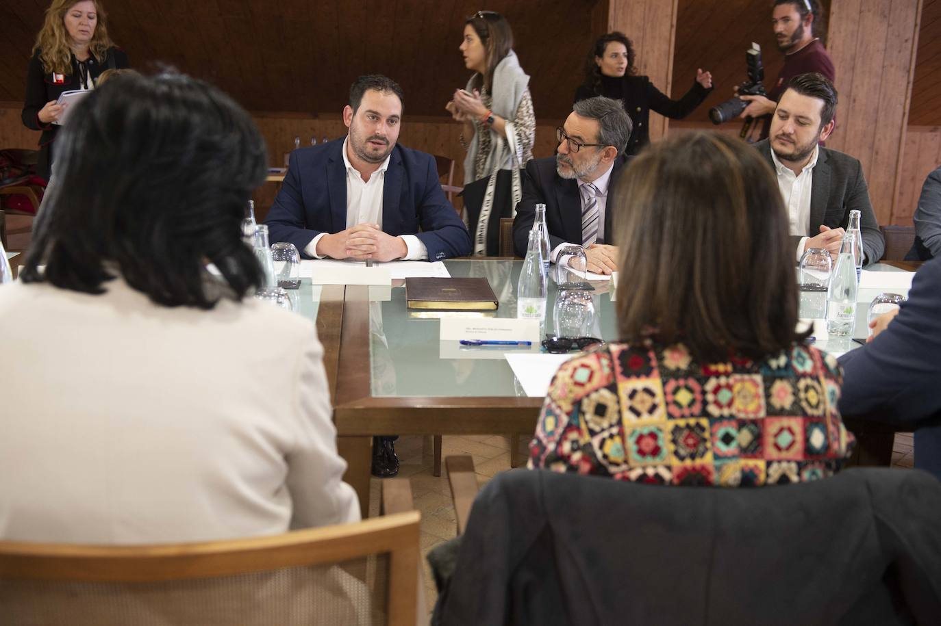 Fotos: Margarita Robles confirma el contrato de compra de los 24 aviones Pilatus de entrenamiento para la AGA