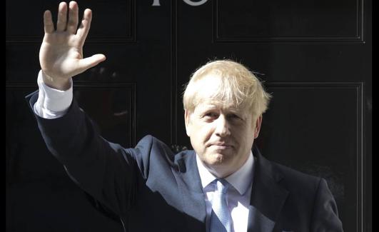 Johnson saluda desde su residencia oficial, el pasado julio, tras ser proclamado primer ministro..