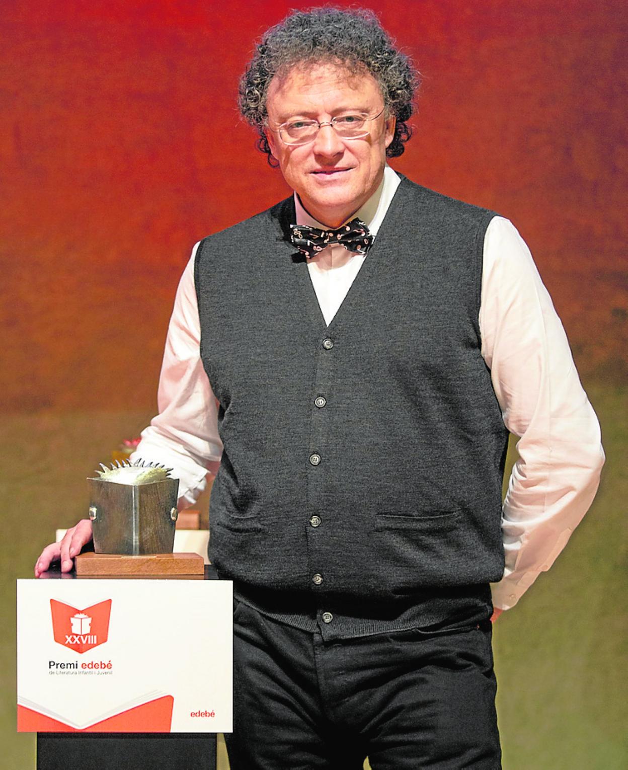 Luis Leante recoge el premio Edebé