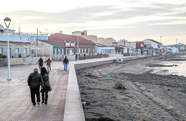 Viviendas junto al paseo de Los Nietos, en el Mar Menor, ayer tarde. 