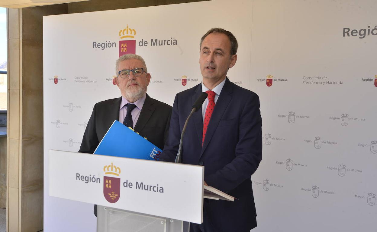 Javier Celdrán (derecha) y Mariano Caballero, este viernes, en la Consejería de Empresa.