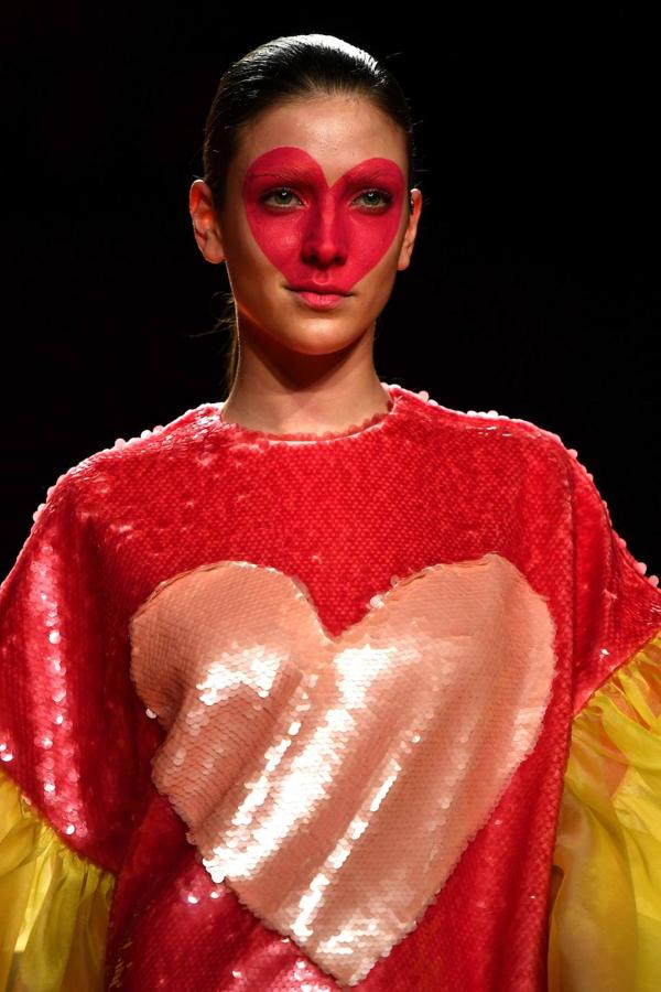 Agatha Ruiz de la Prada sube el arcoris al completo en la Madrid Fashion Week con diseños a todo color el corazón como protagonista.