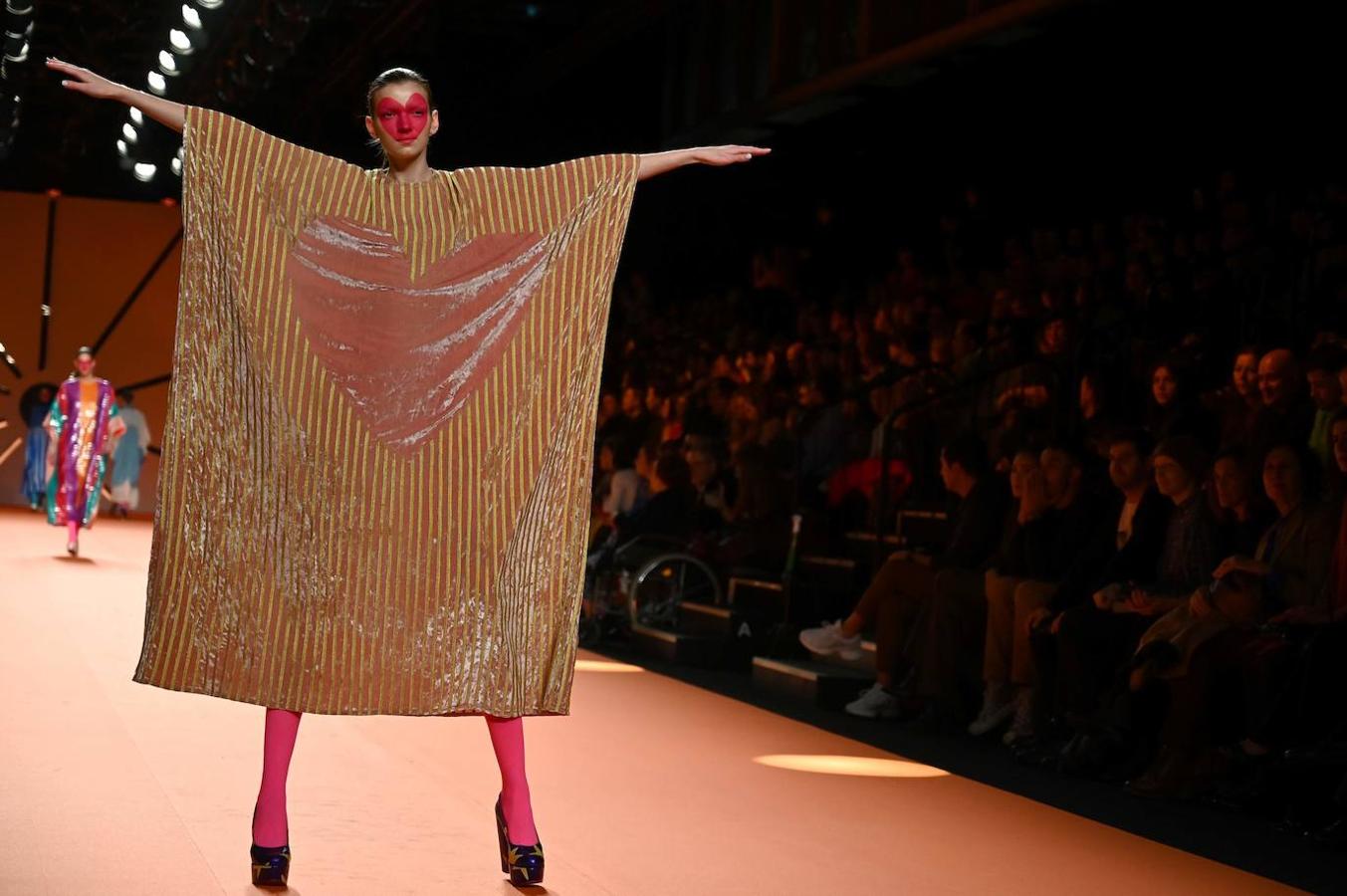 Agatha Ruiz de la Prada sube el arcoris al completo en la Madrid Fashion Week con diseños a todo color el corazón como protagonista.