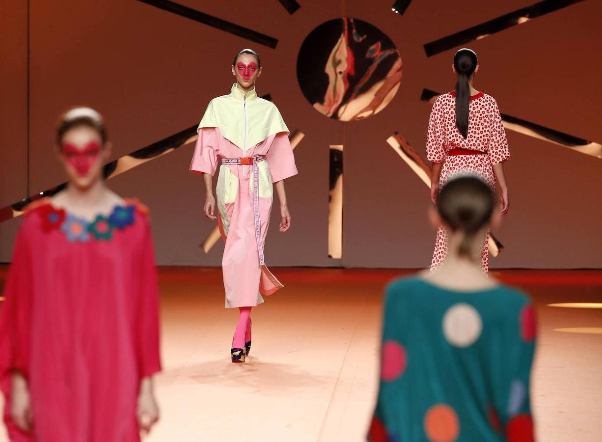 Agatha Ruiz de la Prada sube el arcoris al completo en la Madrid Fashion Week con diseños a todo color el corazón como protagonista.