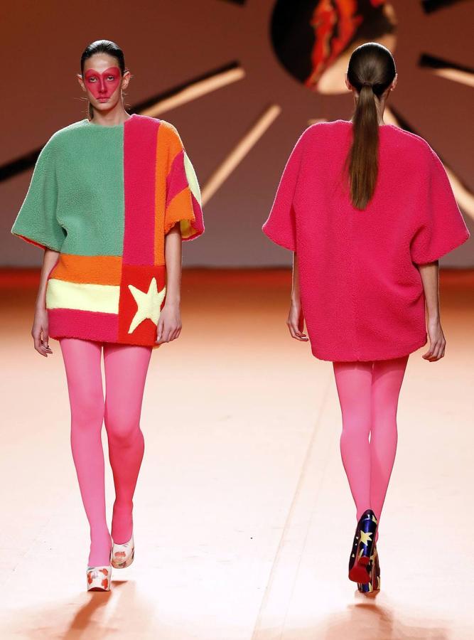 Agatha Ruiz de la Prada sube el arcoris al completo en la Madrid Fashion Week con diseños a todo color el corazón como protagonista.