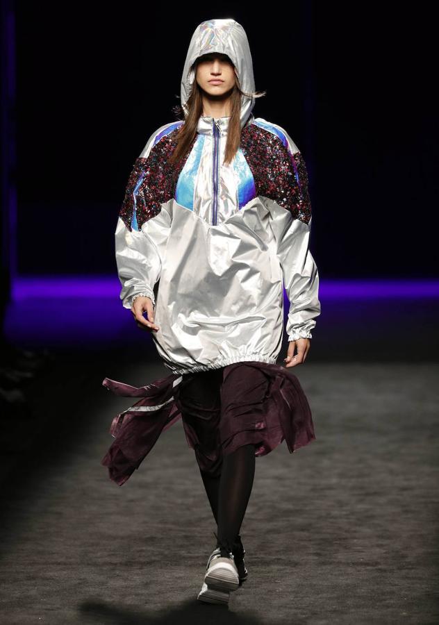 Desde cómodas sudaderas a diseños más estrambóticos han protagonizado el desfile de Custo Barcelona en la Madrid Fashion Week.