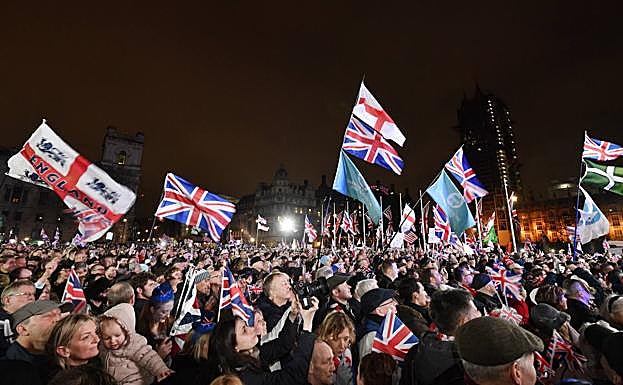 Imagen principal - Los londinenses celebraron a las 23:00 horas en España, su salida oficial de la UE ante el Parlamento británico.