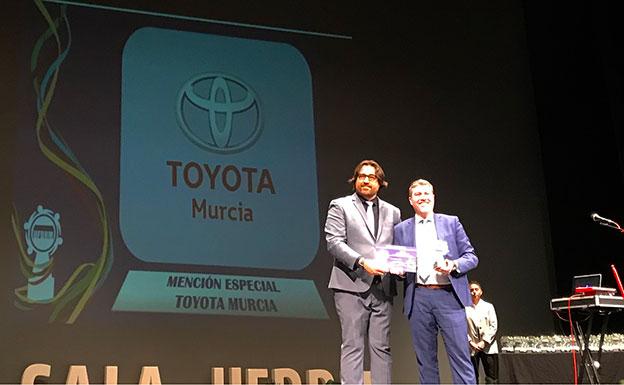 Carlos Perez, director comercial de Toyota Murcia, recibe el premio de manos de Daniel Santos, gerente de UFDRM. 