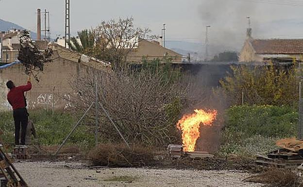 Imagen de archivo de una quema agrícola en una pedanía murciana. 