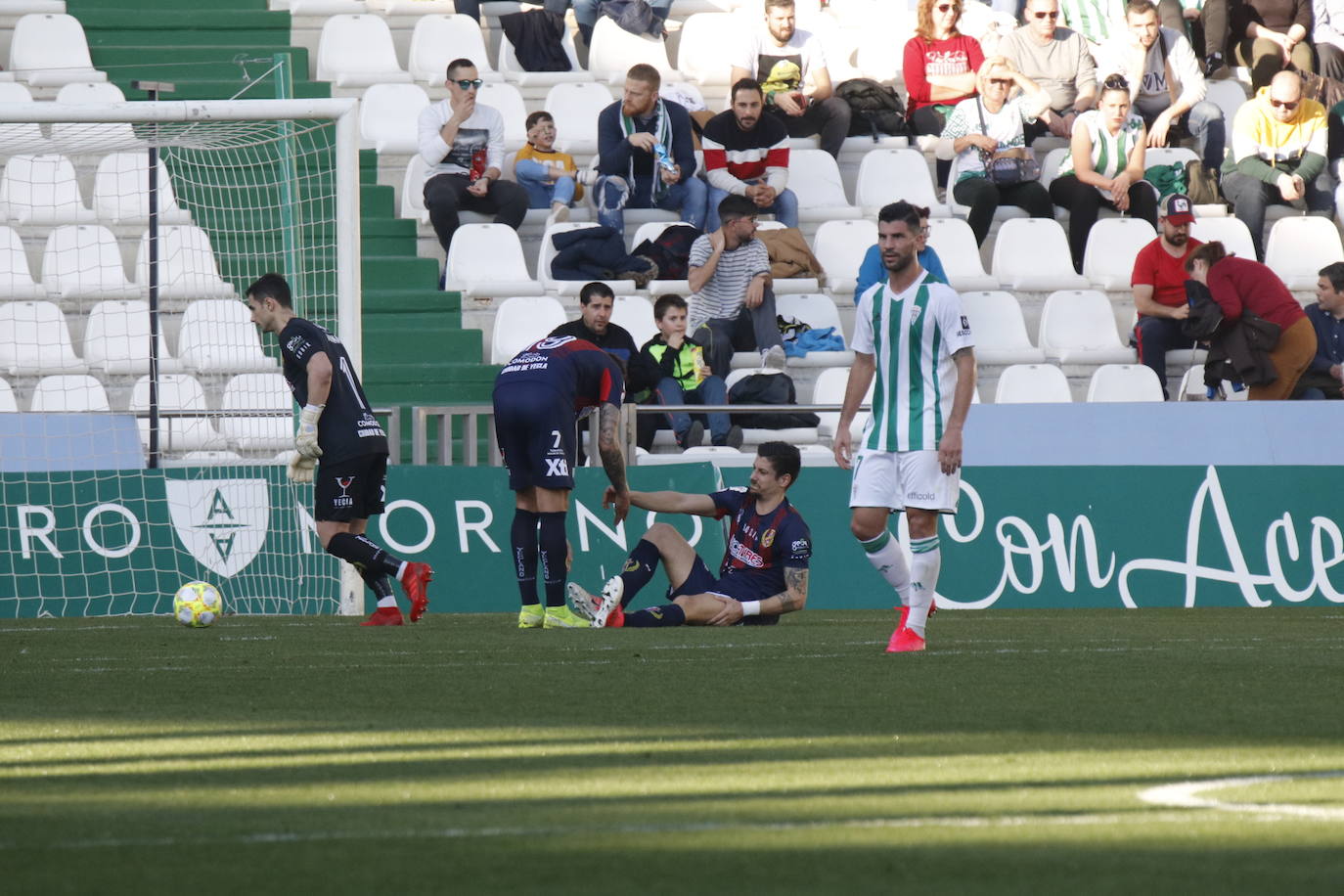 Fotos: El Yeclano pisa el freno en Córdoba